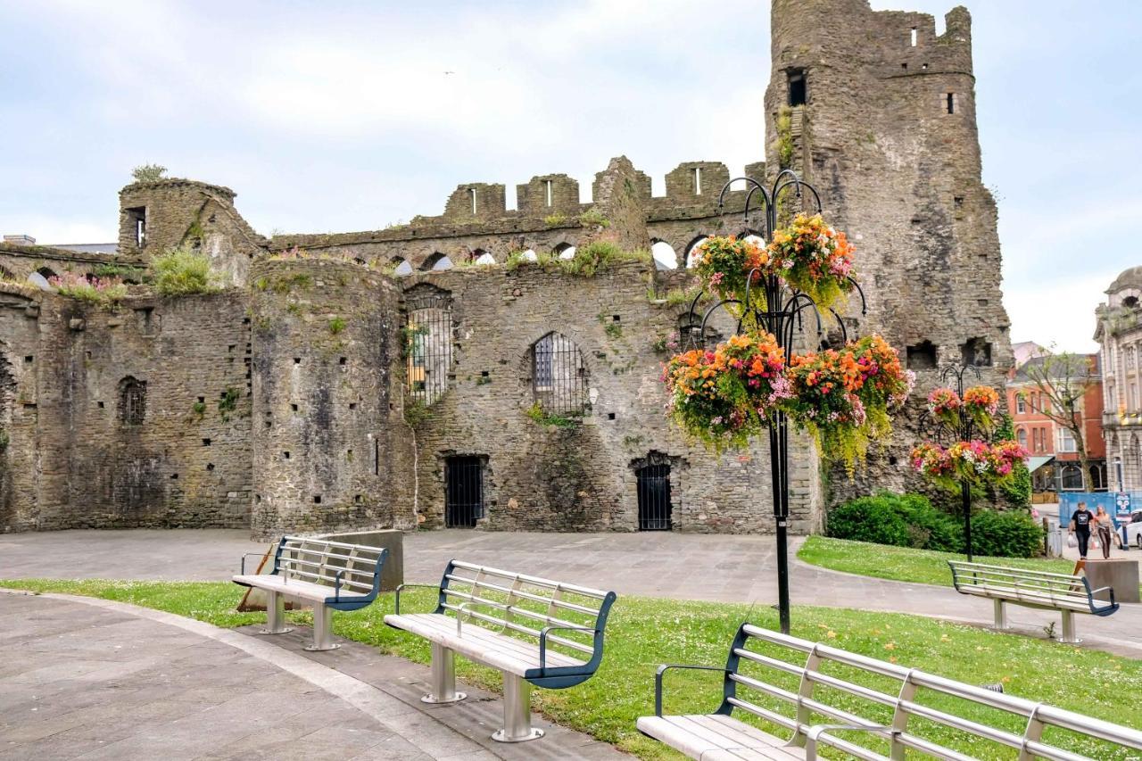 Cwtsh Hostel Swansea Zewnętrze zdjęcie Trim Castle