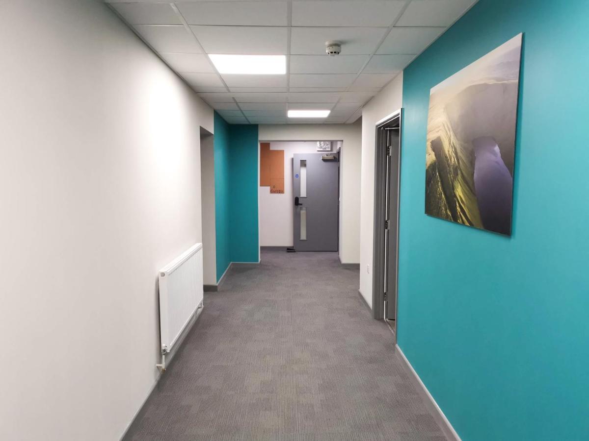 Cwtsh Hostel Swansea Zewnętrze zdjęcie A corridor at the University of Roehampton