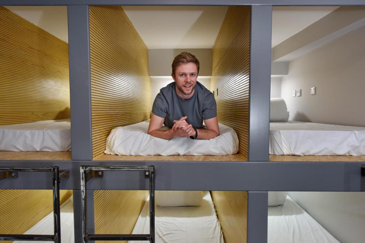 Cwtsh Hostel Swansea Zewnętrze zdjęcie A guest in a capsule at the hotel