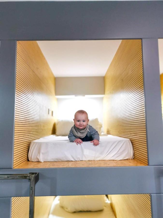 Cwtsh Hostel Swansea Zewnętrze zdjęcie A baby in a crib