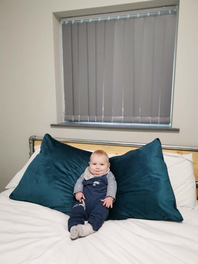 Cwtsh Hostel Swansea Zewnętrze zdjęcie A baby on a bed