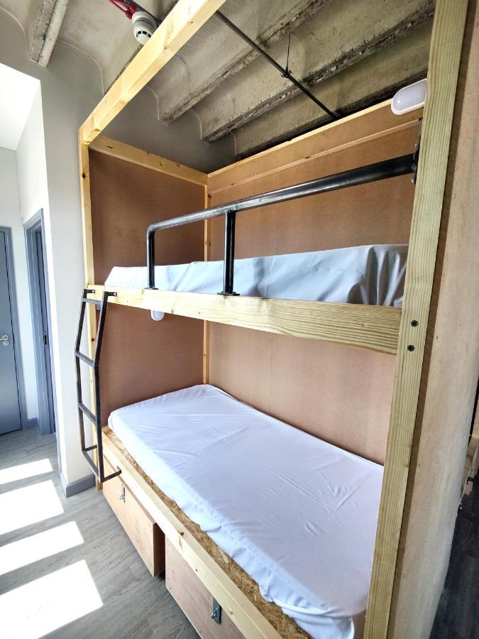 Cwtsh Hostel Swansea Zewnętrze zdjęcie Bunk beds in a hostel