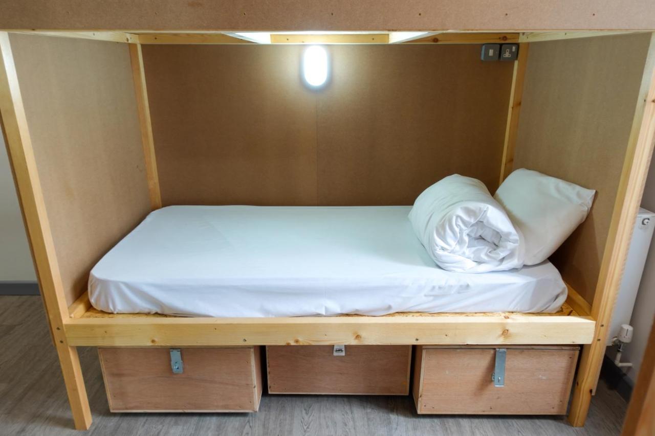Cwtsh Hostel Swansea Zewnętrze zdjęcie A bunk bed with storage boxes