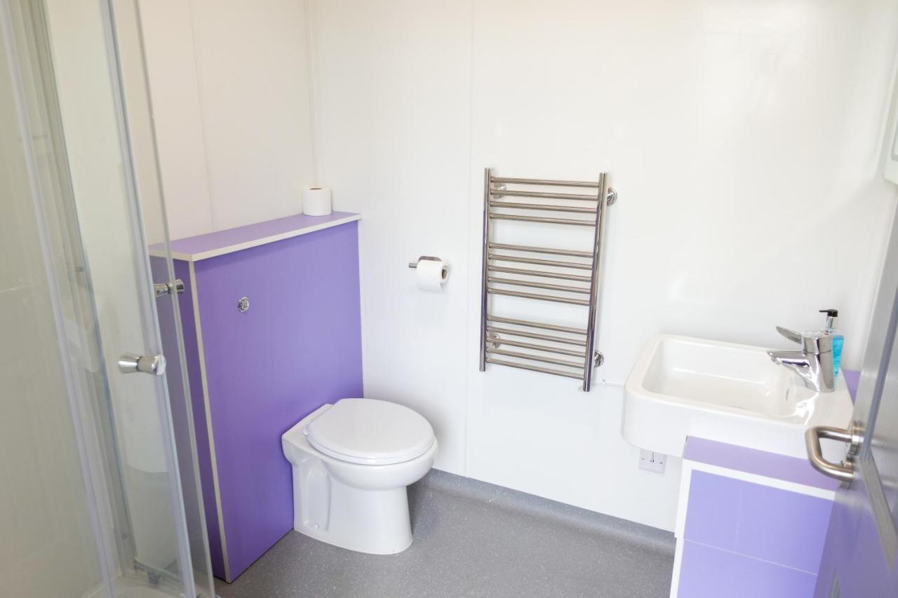 Cwtsh Hostel Swansea Zewnętrze zdjęcie A bathroom in a student flat